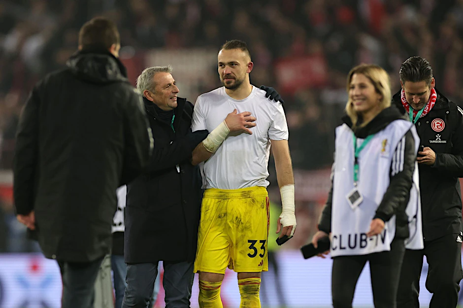 Klaus Allofs (2.v.l.) gratuliert Fortuna-Torwart Florian Kastenmeier zum Sieg.  