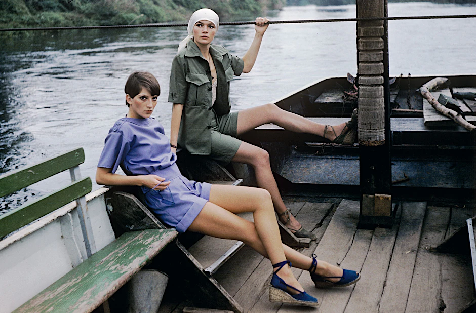 Rebellisch im modernen Look. Die Models Gudula Wollenweber und Ilona Gold tragen Mode von Dorothee Aurich, designt für die Sibylle. Dort erschienen 1977.