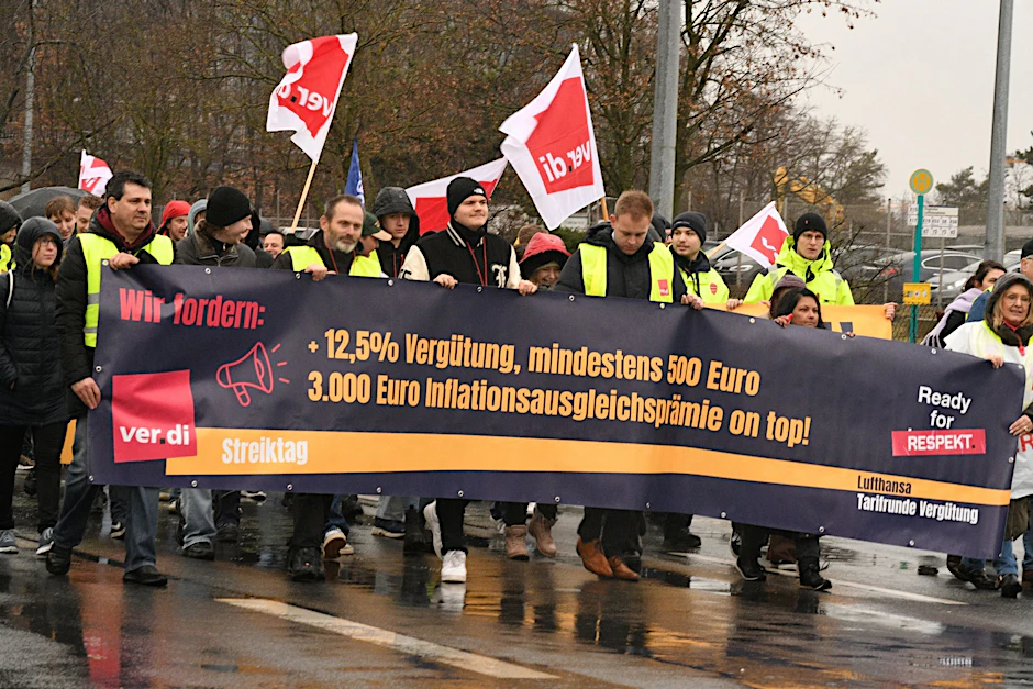 ARCHIV - Verdi-Demonstration in Frankfurt am Main.  