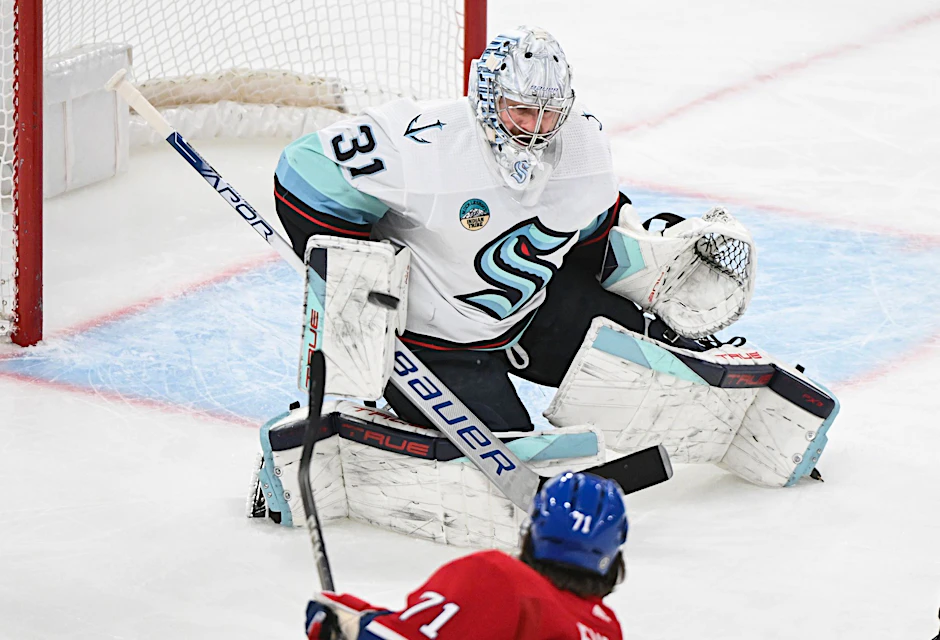 ARCHIV - Hat im Dezember sein bislang letztes Spiel absolviert: Philipp Grubauer.  /AP/dpa