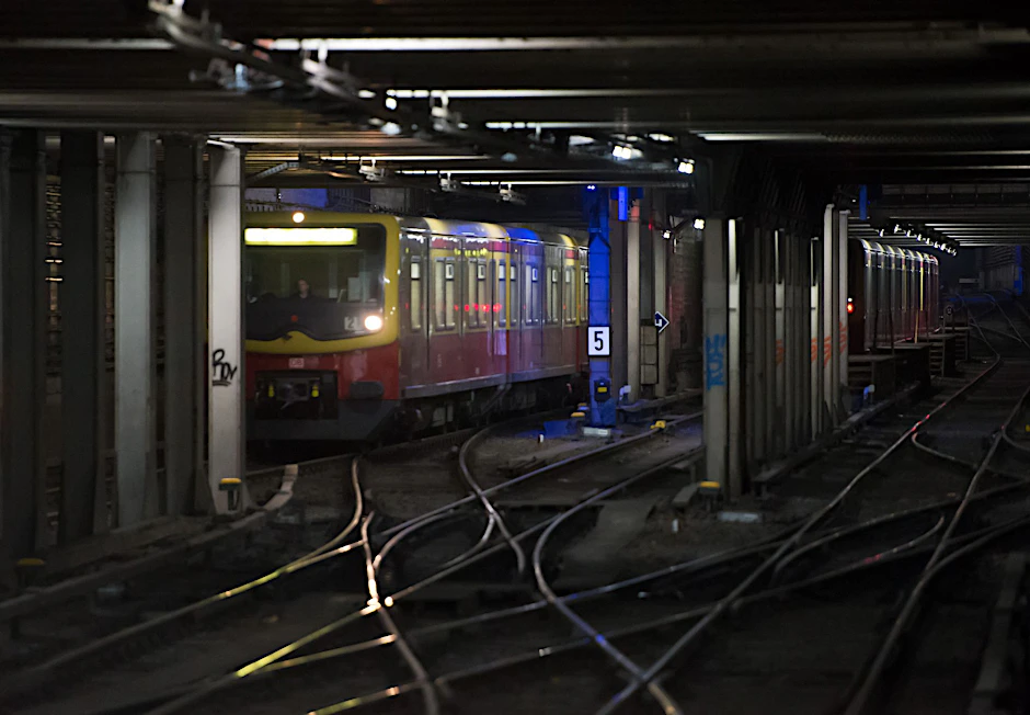 ARCHIV - Nach rund sechswöchiger Sperrung fahren ab Freitagmorgen wieder Züge durch den Nordsüd-Tunnel der Berliner S-Bahn.  