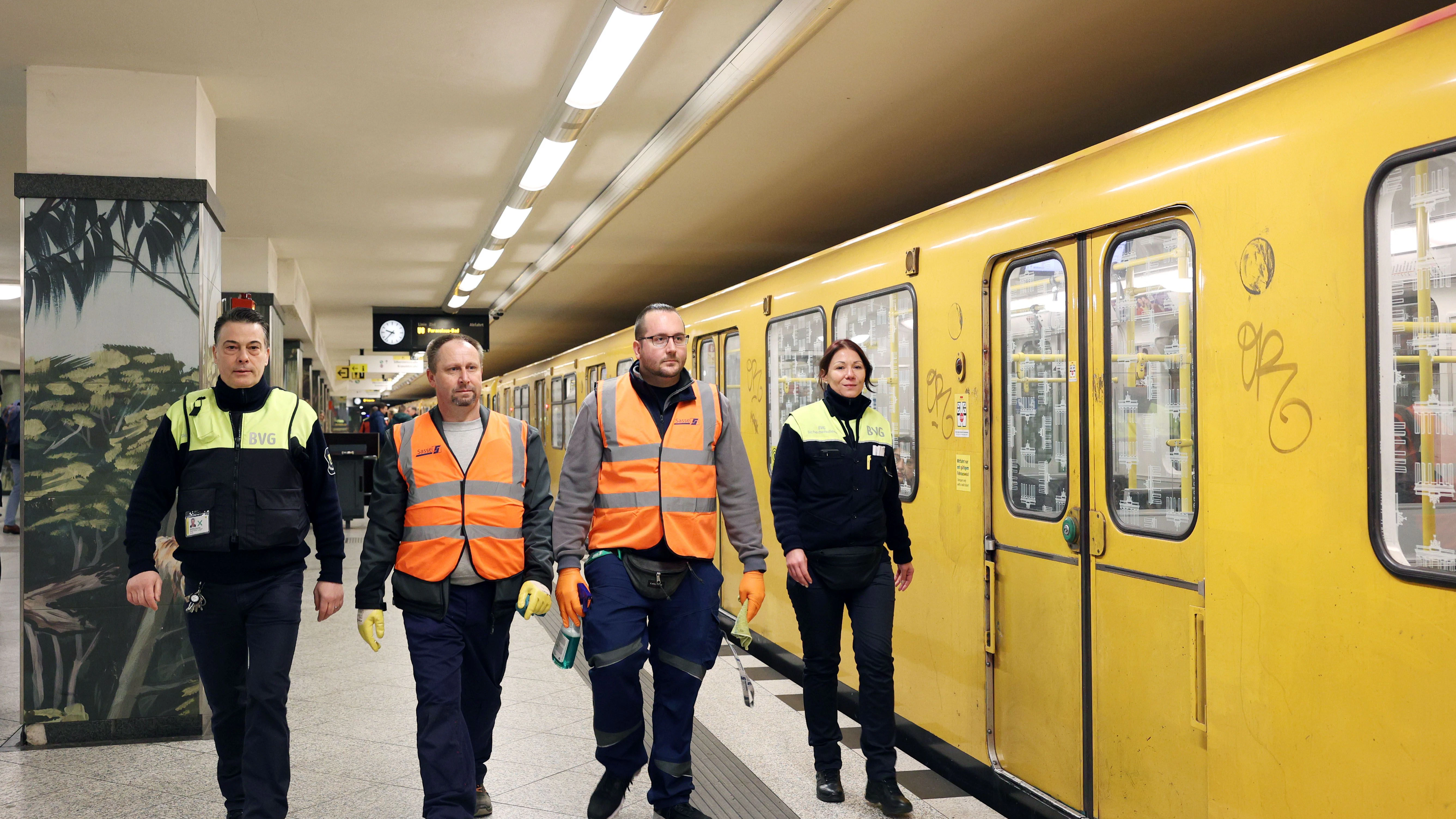 Reinigungskräfte und Sicherheitsleute arbeiten auf den Bahnhöfen der U8 künftig Hand in Hand.