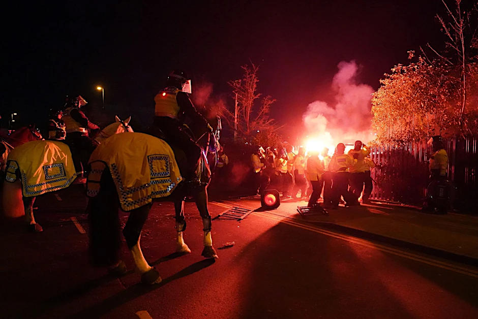 Bei heftigen Ausschreitungen vor der Partie zwischen Aston Villa und Legia Warschau wurden vier Polizisten verletzt.  