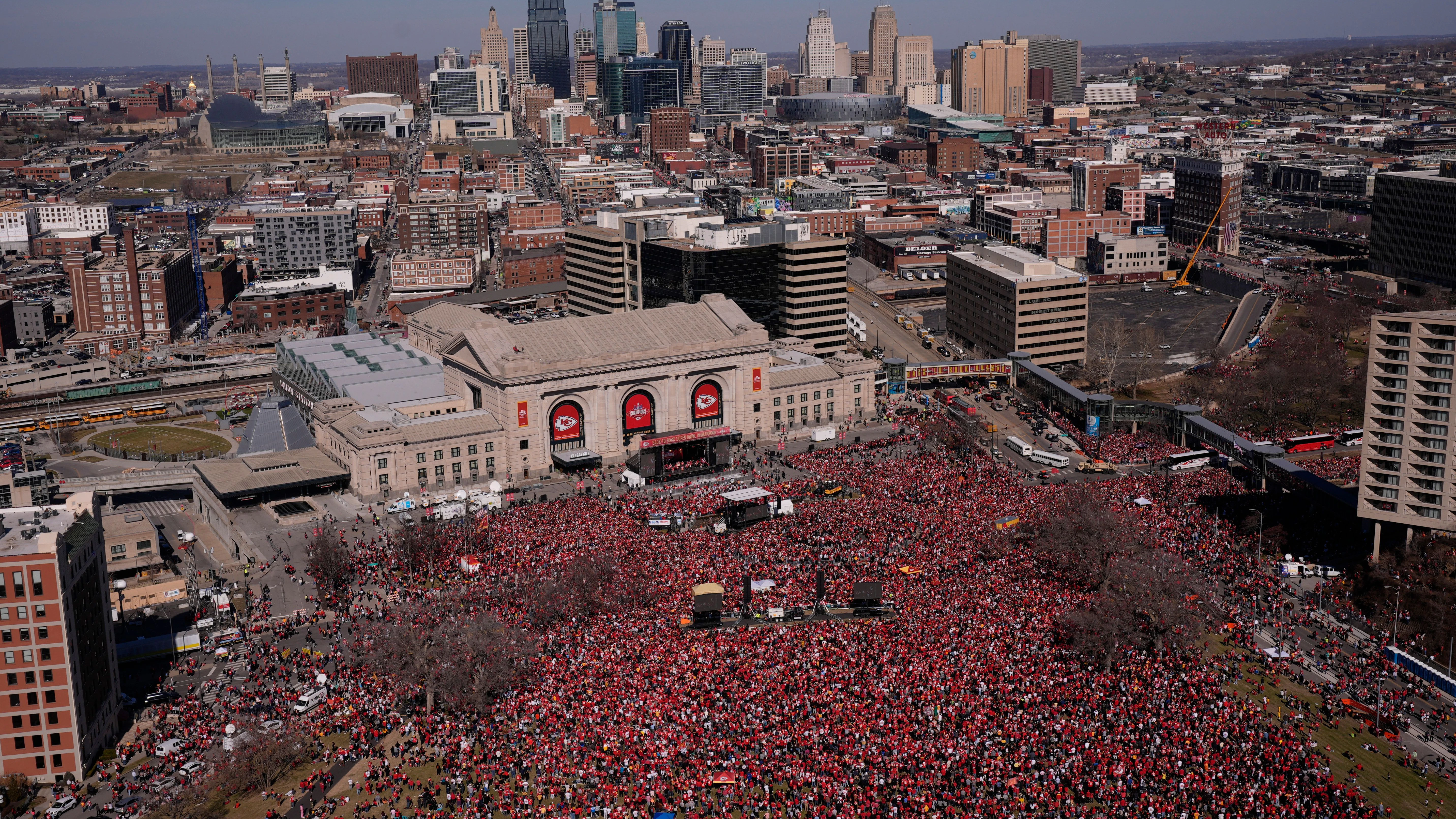 Die Kansas City Chiefs feierten mit einer Siegesparade ihren Gewinn des Super-Bowls. Dann fielen Schüsse.