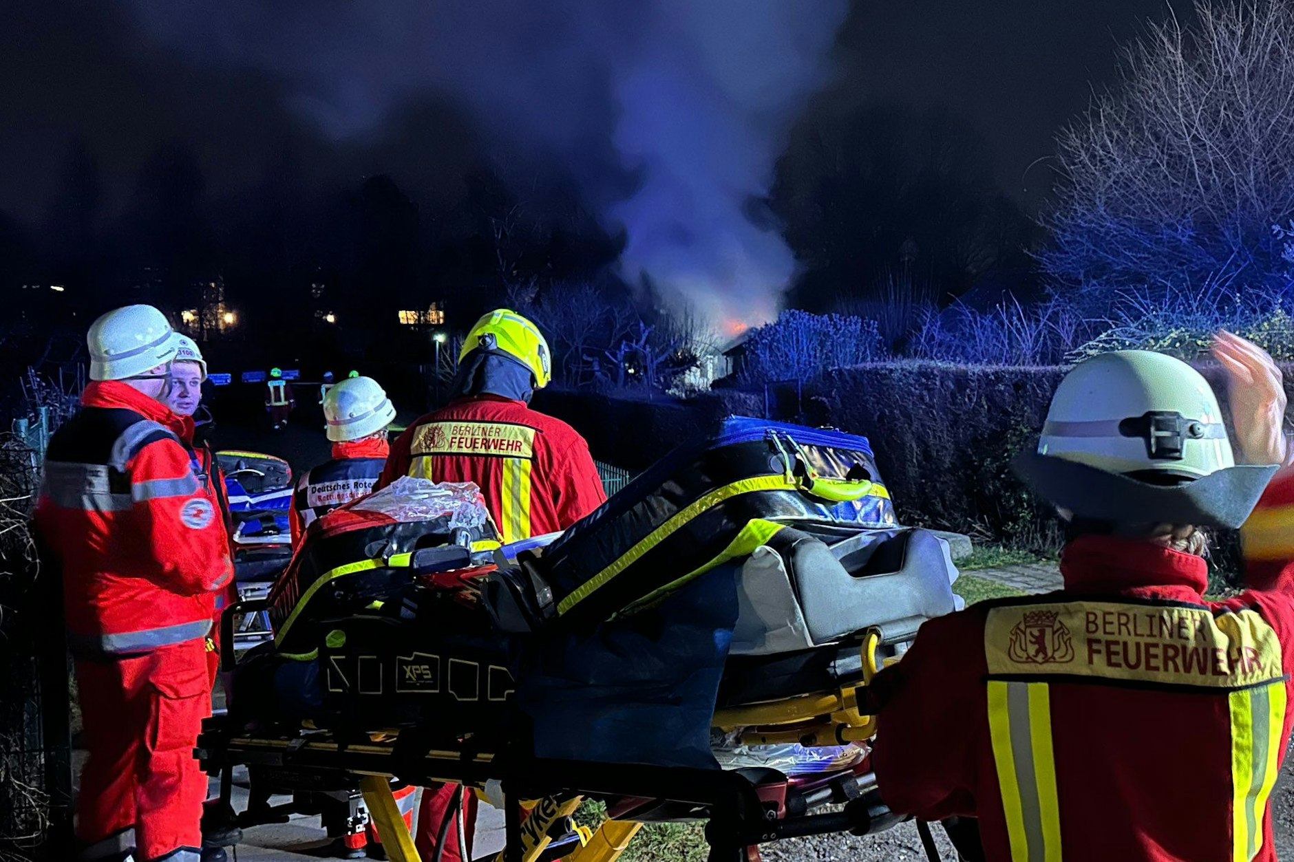 In Spandau rückten die Feuerwehrleute zu einem Brand in einer Gartenlaube aus. Dabei wurde eine Leiche entdeckt.