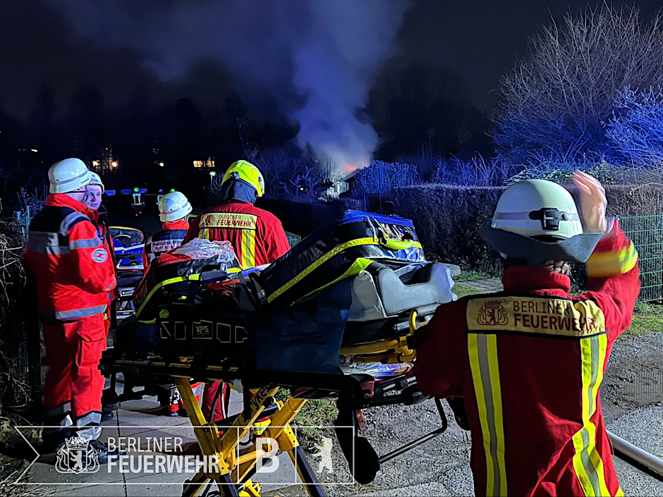 In Spandau rückten die Feuerwehrleute zu einem Brand in einer Gartenlaube aus. Dabei wurde eine Leiche entdeckt.