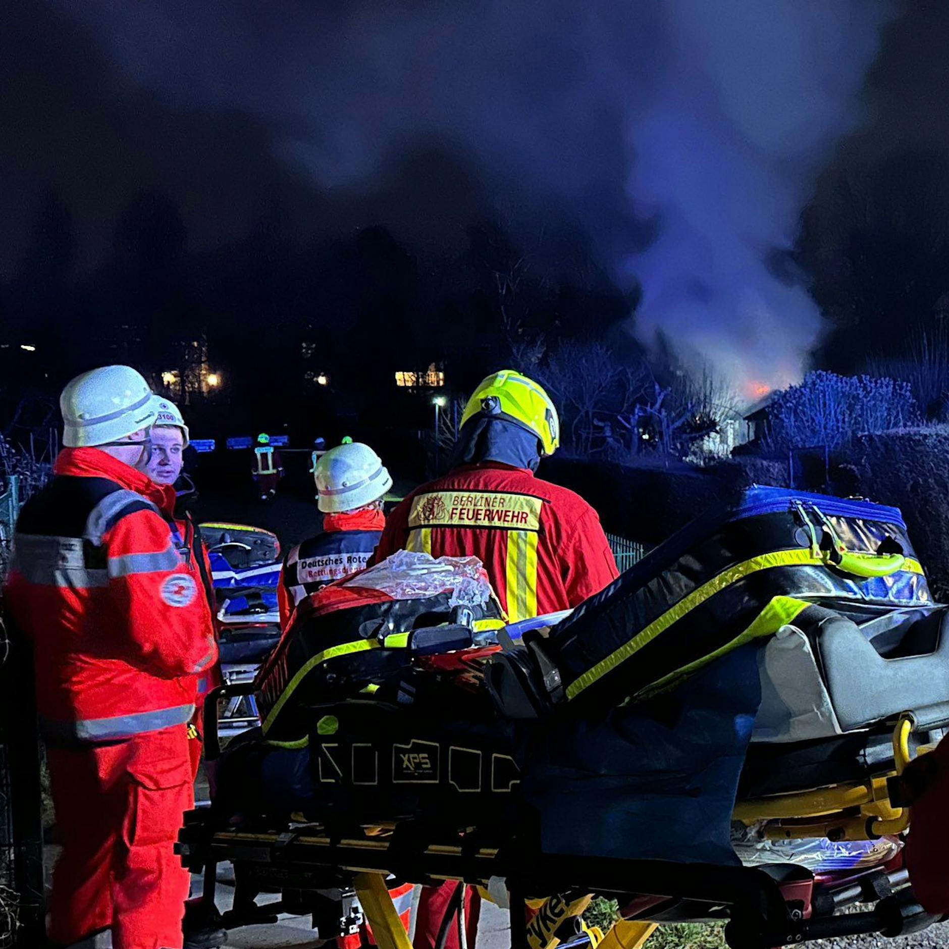 Feuer-Horror in Berlin: Toter bei Brand in Gartenlaube entdeckt!