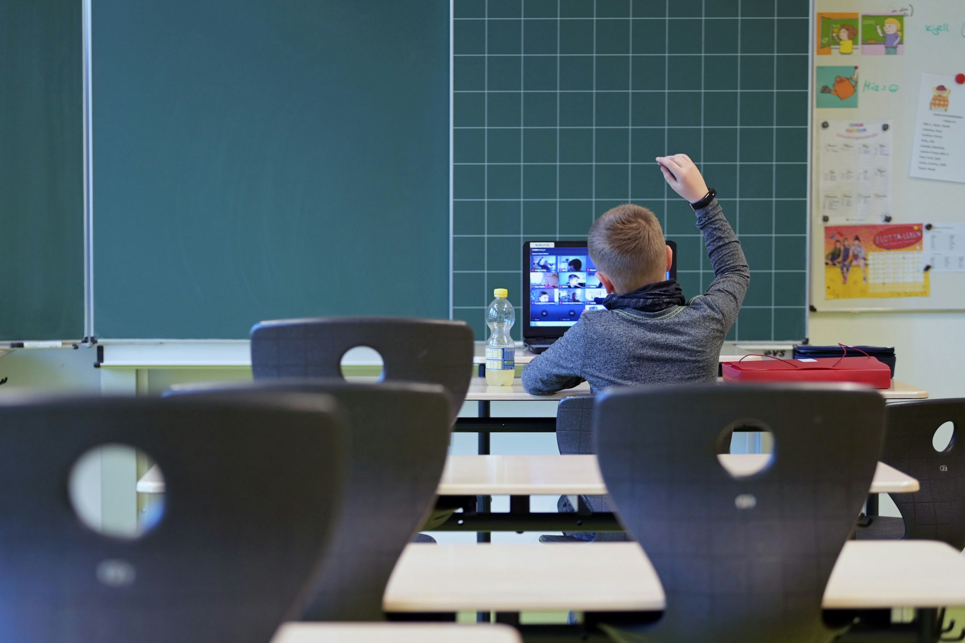 Ein Schüler sitzt mit einem Laptop im Klassenzimmer einer Grundschule.&nbsp;