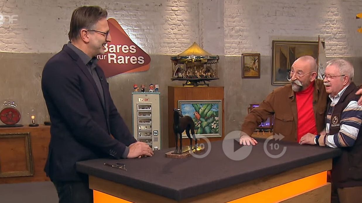 Verkäufer Gerd (r.) kann sein Glück kaum fassen. Bis zu 3500 Euro darf er laut „Bares für Rares“-Experten Detlev Kümmel (l.) für seine Bronze erwarten.