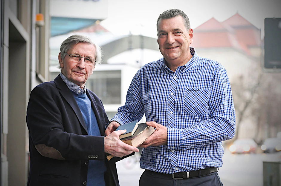 Rückgabe in Berlin: Der Unternehmer Manfred Wolff (l.), dessen Adoptivvater die Bücher der deportierten Juden im Sommer 1945 entdeckte, und Paul Chodziesner, der aus Melbourne anreiste. Er nahm neun Exemplare, die einst seinem Urgroßvater Ludwig Chodziesner und dessen Tochter, der Dichterin Gertrud Kolmar, gehörten, in Empfang.