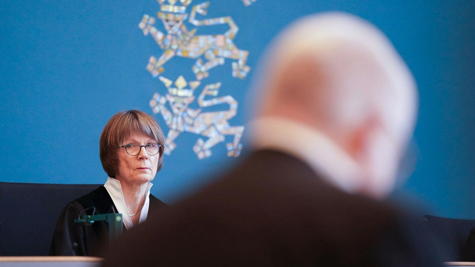 Helga von Lukowicz, die Vorsitzende Richterin am Landgericht Lübeck, sitzt zu Beginn des Prozesses wegen schweren sexuellen Missbrauchs im Sitzungssaal, vor ihr der Angeklagte.