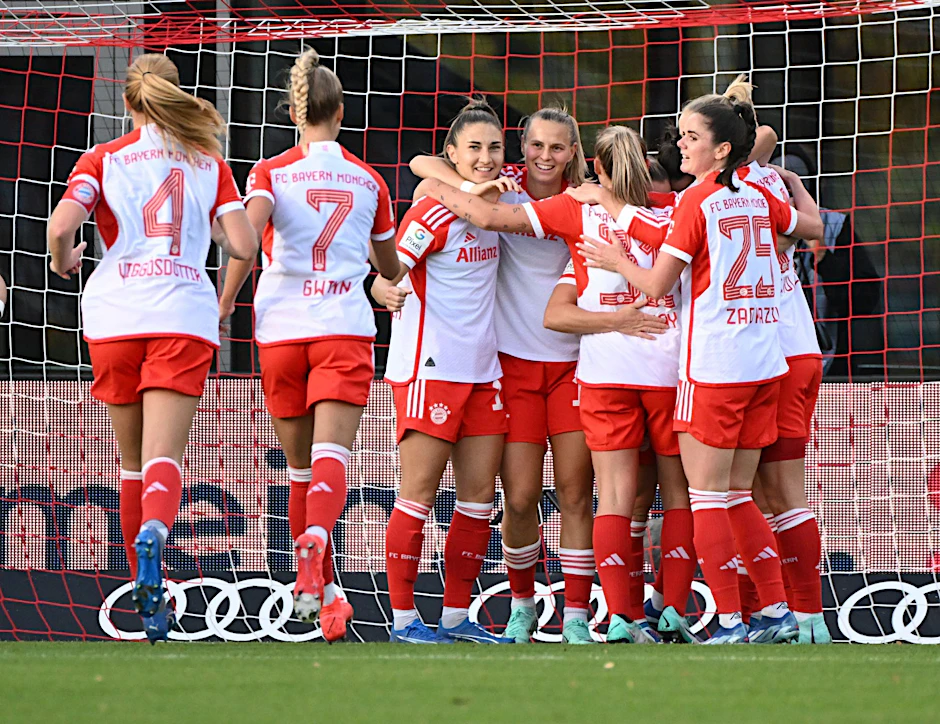ARCHIV - Die Bayern-Frauen haben die Tabellenführung in der Bundesliga übernommen.  