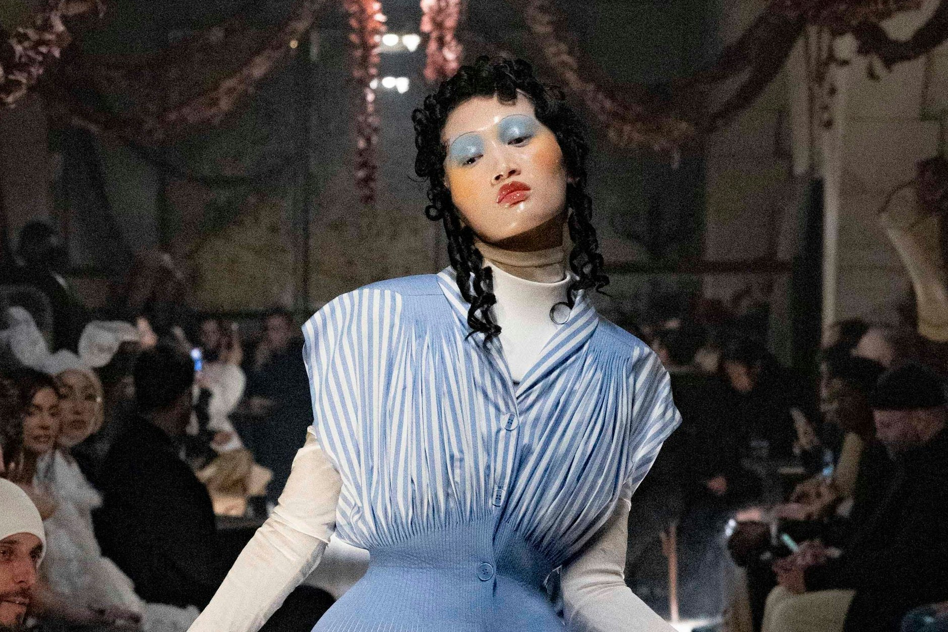 Während die Ready-to-wear durch wirtschaftliche Zwänge immer mittelmäßiger wird, sind in der Haute Couture noch künstlerische Experimente erlaubt.