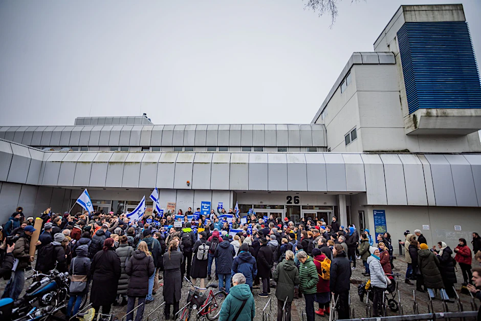 Teilnehmende eines Protests für die Sicherheit jüdischer Studierender haben sich vor der Mensa II der FU versammelt.  