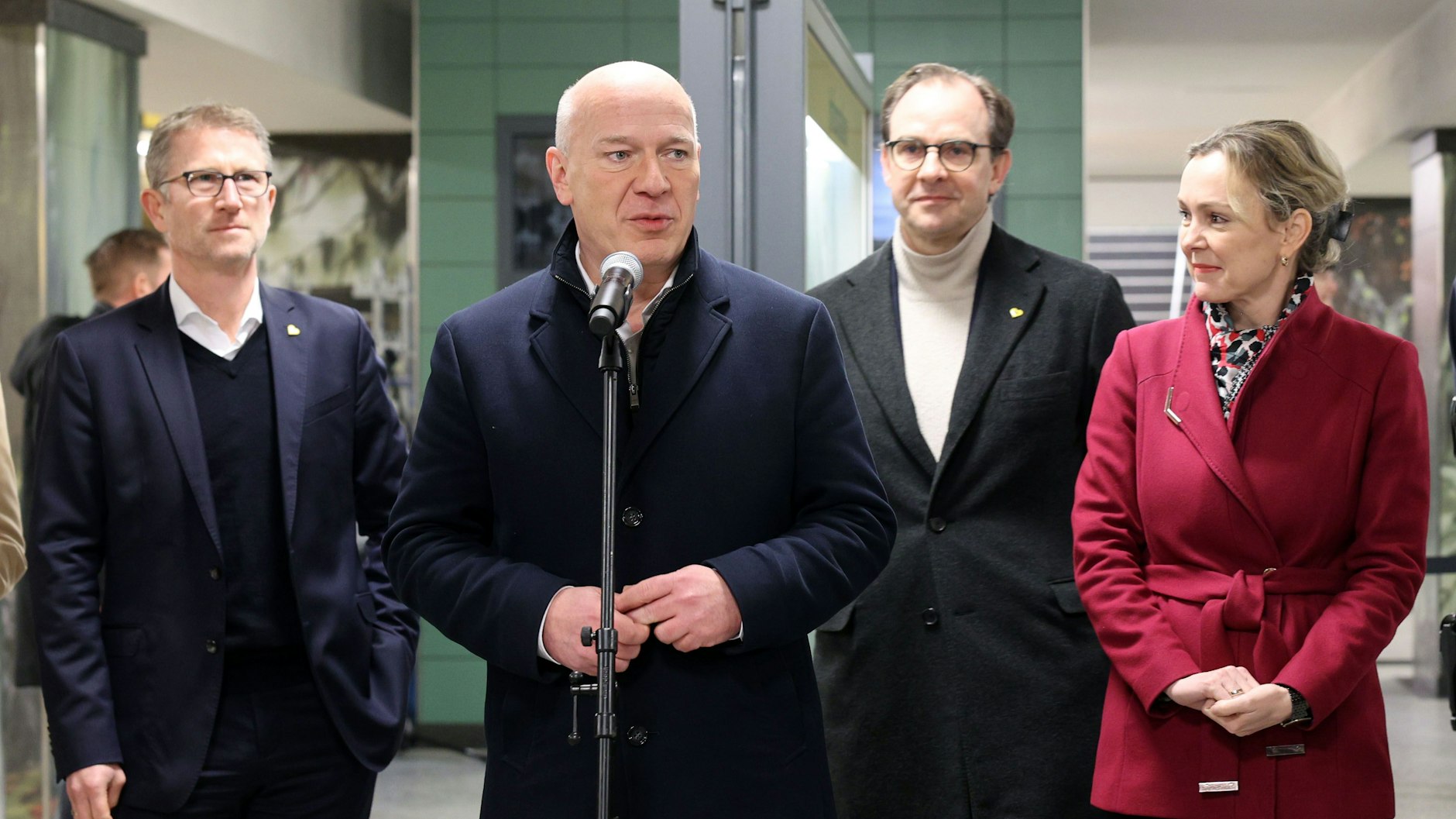 Bei der BVG soll es sauberer und sicherer werden, angefangen wird auf der U8. Begrüßt wird der Plan vom Regierenden Kai Wegner (2.v.l.) und Verkehrssenatorin Manja Schreiner (r.). Ganz links Rolf Erfurt, der Betriebsvorstand. Und BVG-Chef Henning Falk (2.v.r.)