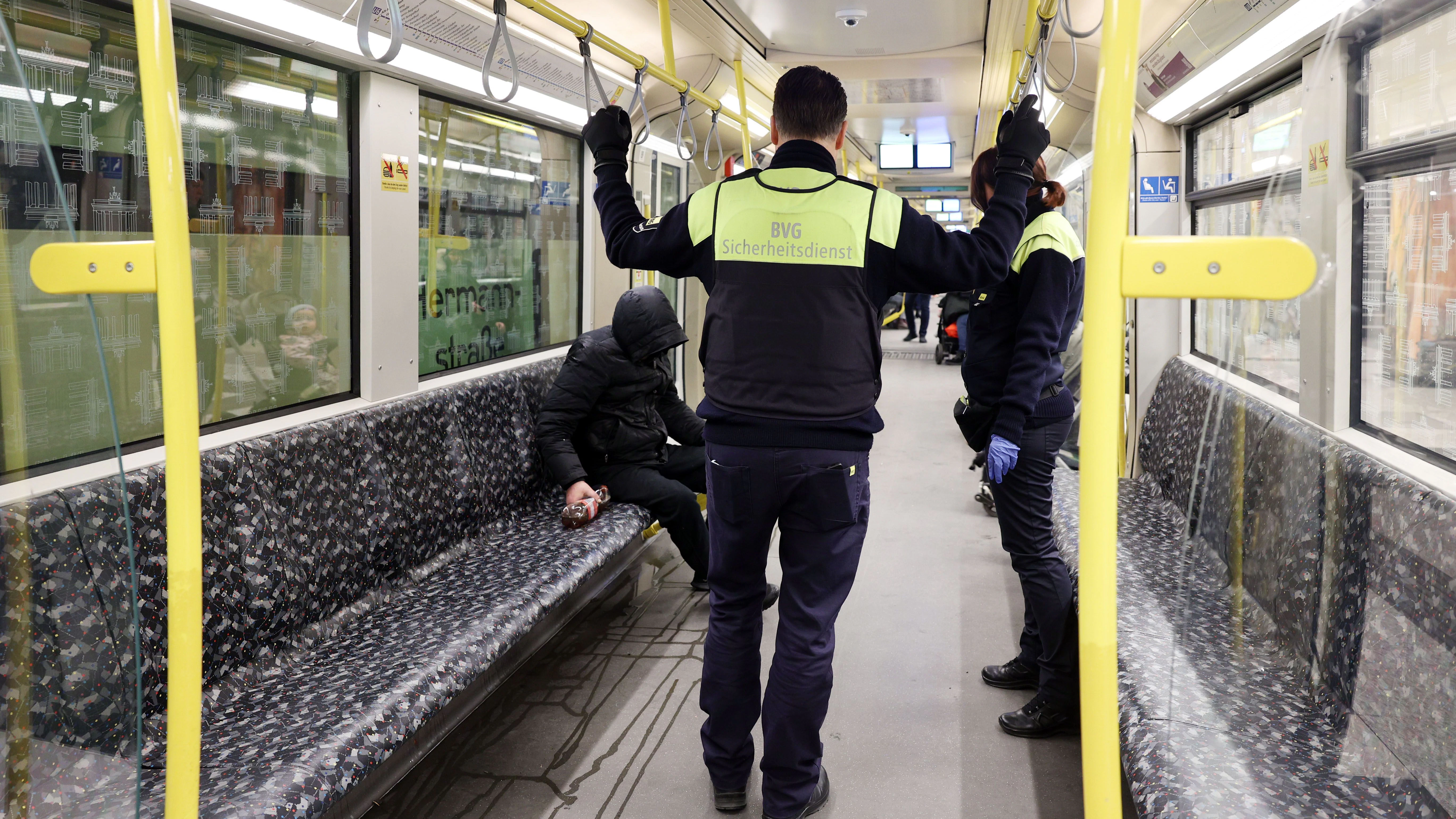 Ein Obdachloser wird geweckt und aus dem Zug gebeten.
