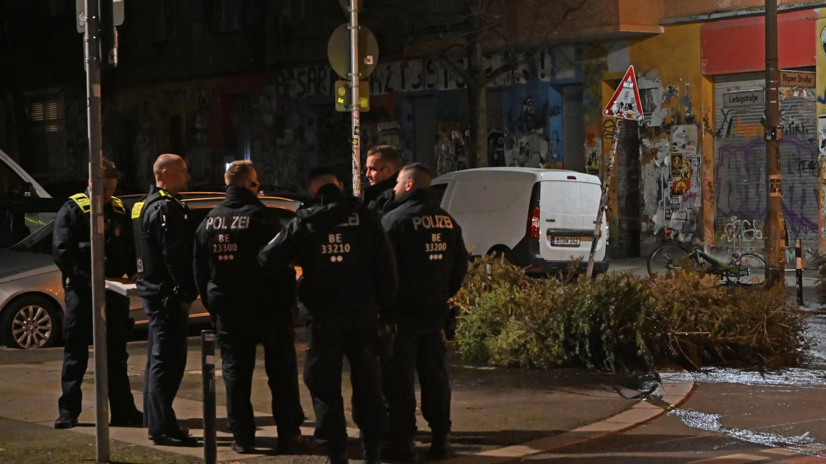 Auf dem Dorfplatz in der Rigaer Straße Ecke Liebigstraße in Friedrichshain sollten Weihnachtsbäume verbrannt werden.