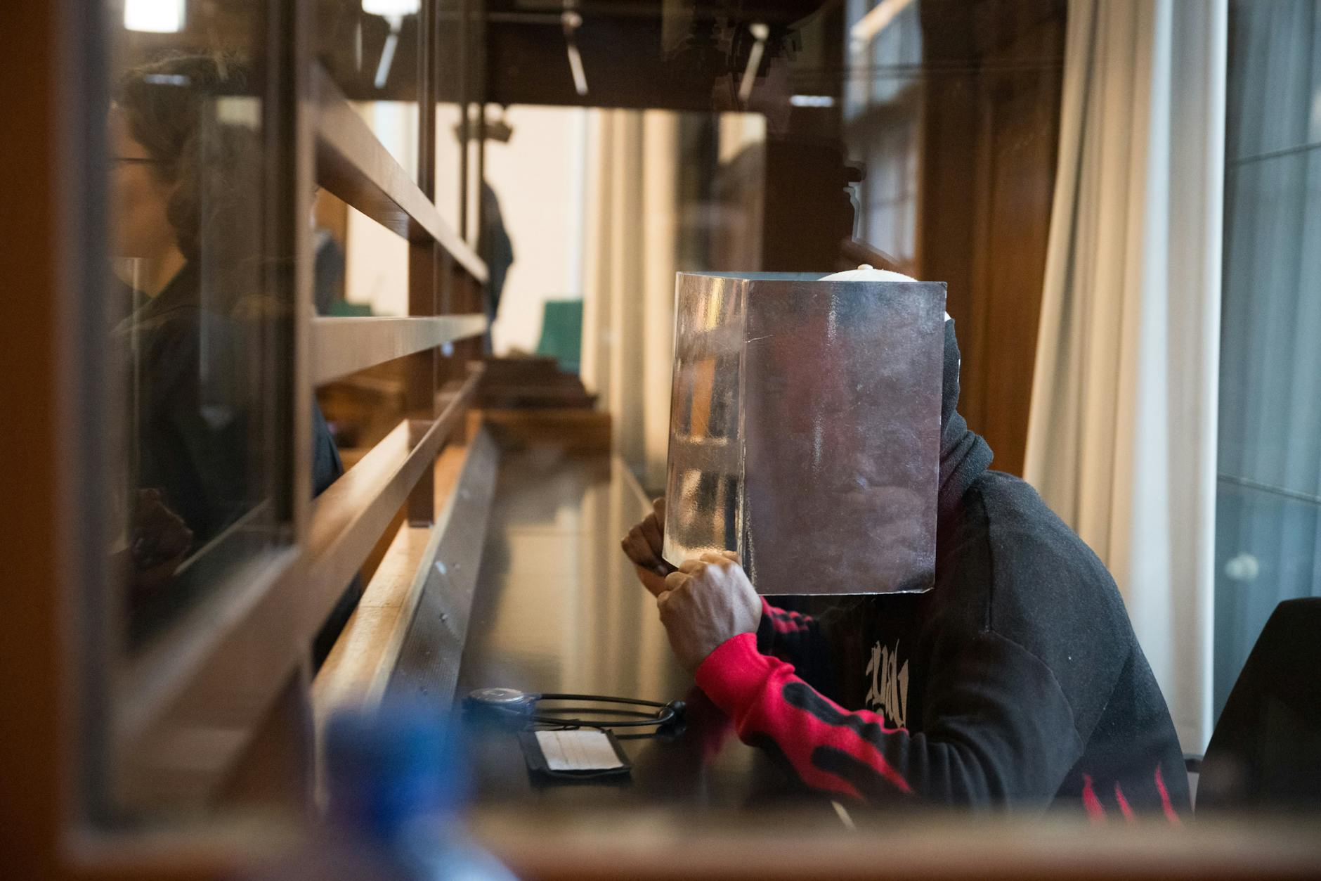 Ein Angeklagter sitzt zu Prozessbeginn wegen einer mutmaßlichen Vergewaltigung im Görlitzer Park im Kriminalgericht Moabit.