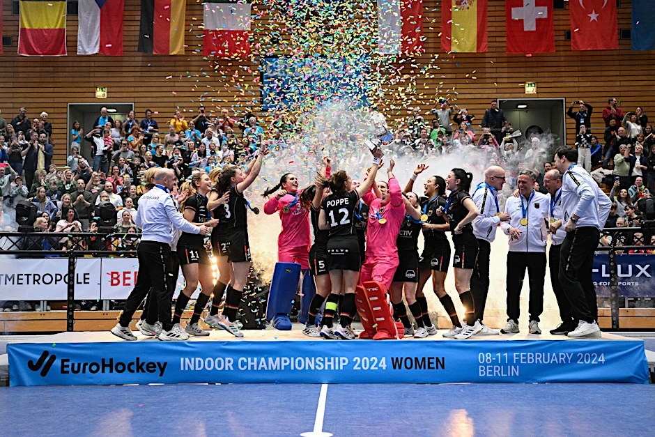 Das deutsche Team jubelt bei der Preisverleihung der Europameisterschaft.  