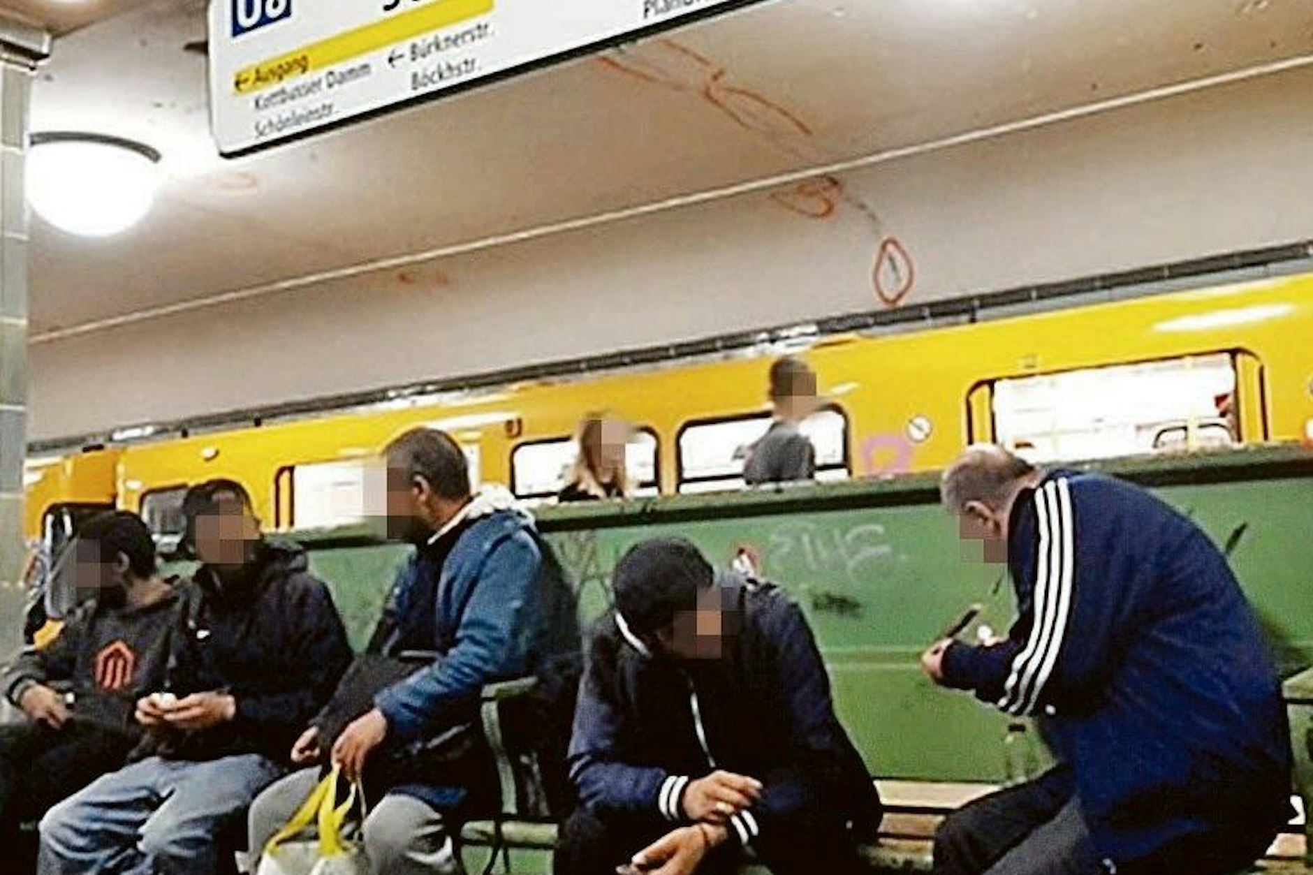 Bilder, die schockierten. Zunehmender Konsum harter Drogen (Heroin, Crack, Kokain) in der Station Schönleinstraße in der U8.