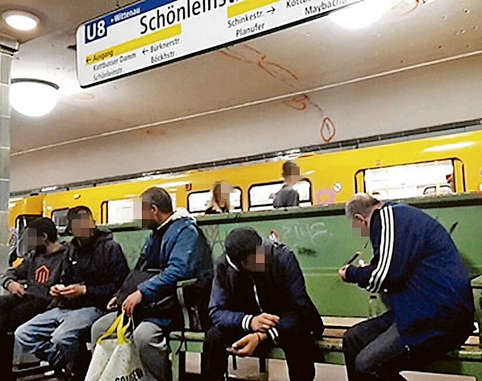 Bilder, die schockierten. Zunehmender Konsum harter Drogen (Heroin, Crack, Kokain) in der Station Schönleinstraße in der U8.