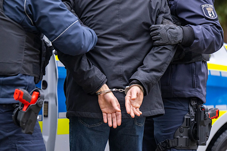 ARCHIV - Polizisten führen eine gestellte Festnahme durch.  d
