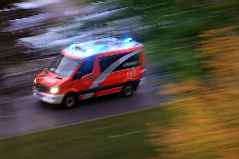 Notarzteinsatz der Berliner Feuerwehr. Zu wenig Personal, zu viele Bagatellen machen den Job zur Zerreißprobe.&nbsp;