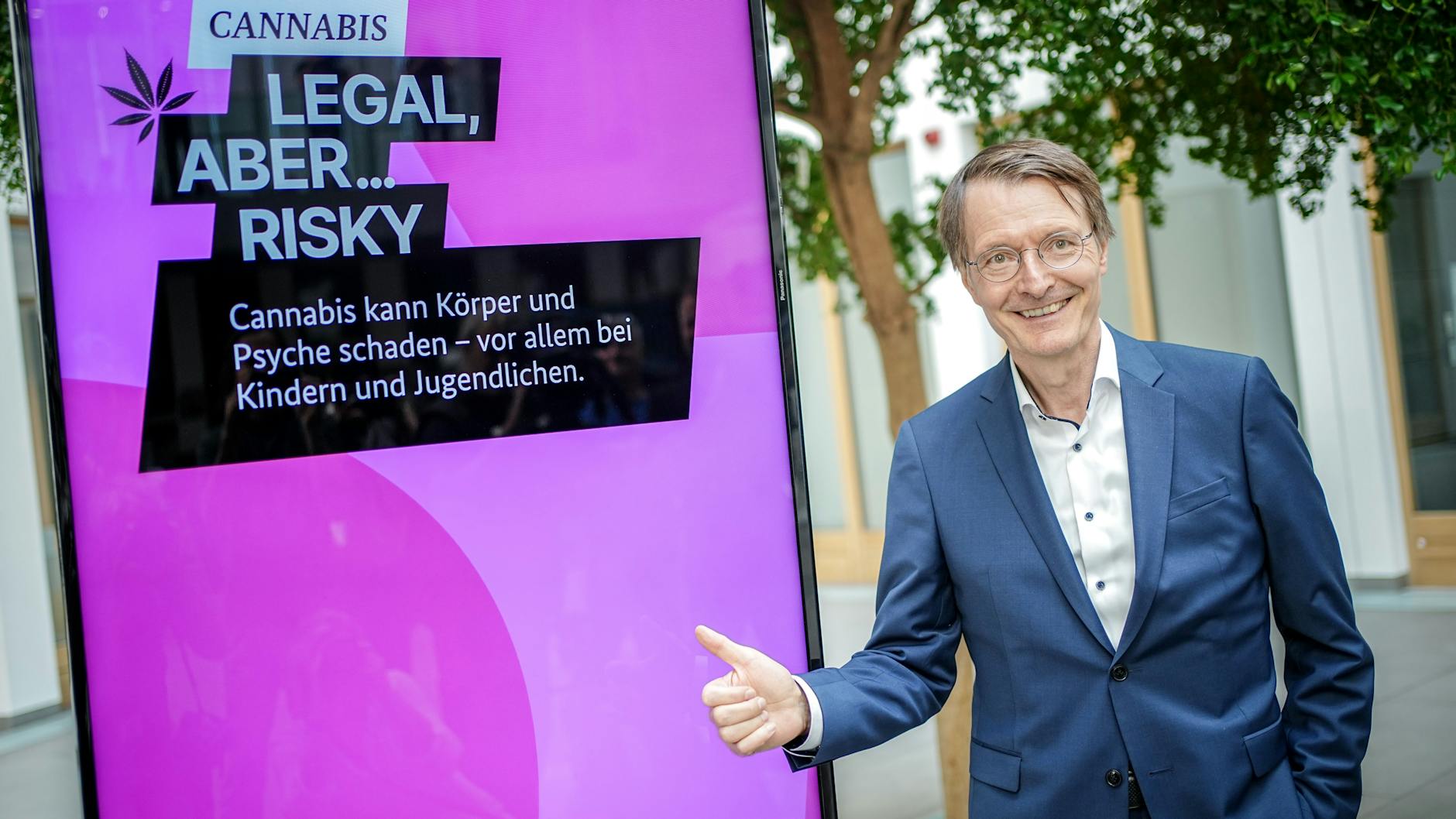Bald legal, aber trotzdem riskant: Gesundheitsminister Karl Lauterbach vor dem Plakat einer Aufklärungskampagne zu den Gefahren von Cannabis. 