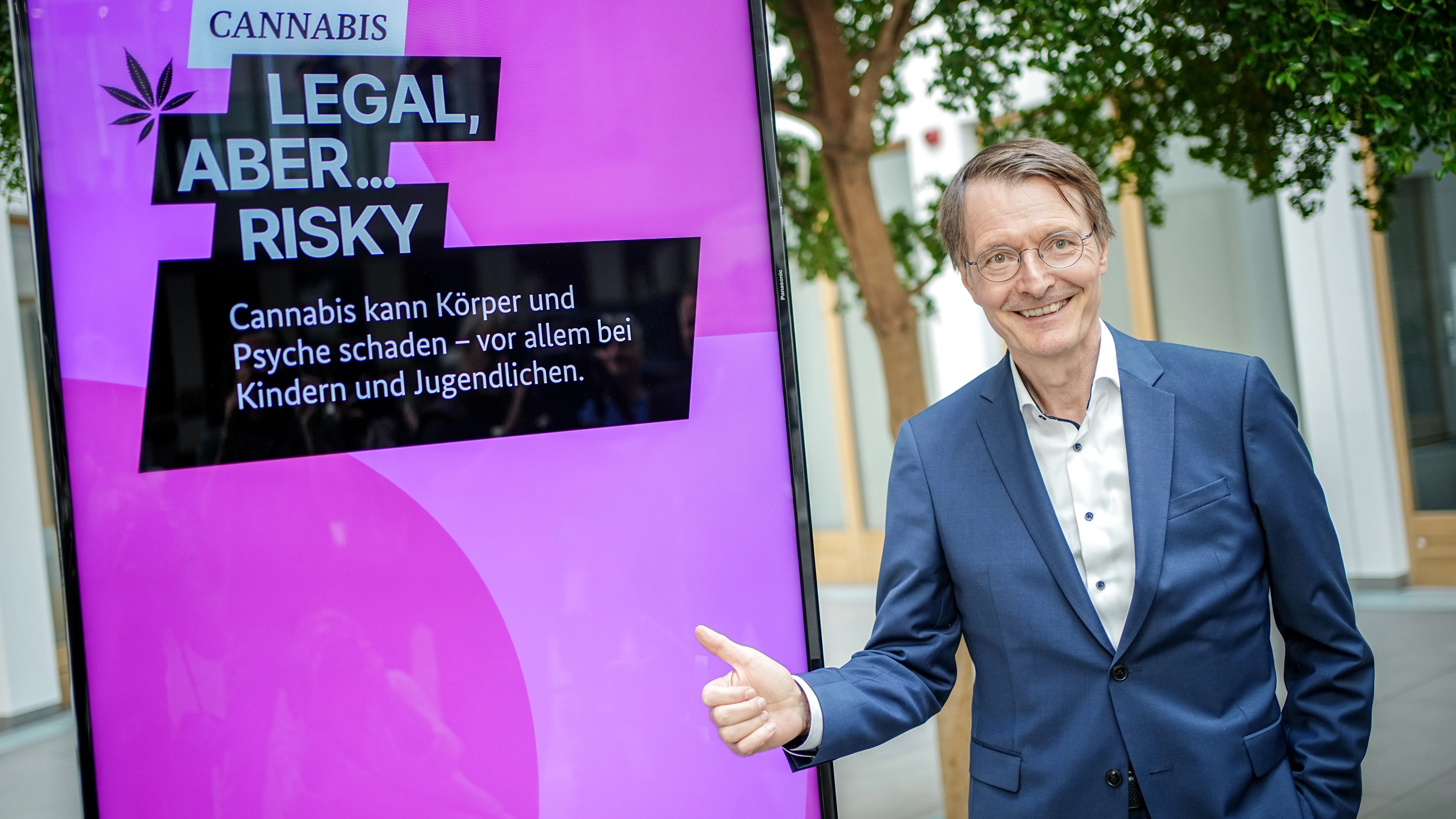 Bald legal, aber trotzdem riskant: Gesundheitsminister Karl Lauterbach vor dem Plakat einer Aufklärungskampagne zu den Gefahren von Cannabis.&nbsp;