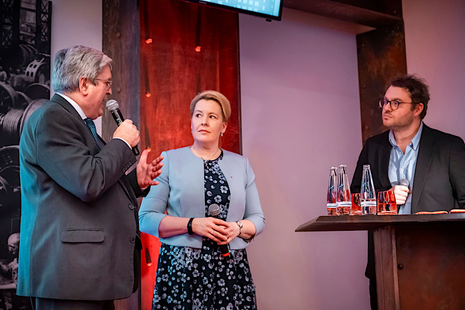 Franziska Giffey (Wirtschaftssenatorin Berlin, M.) und  Jörg Steinbach (Wirtschaftsminister Brandenburg, l.) stehen neben Moderator Tomasz Kourianowicz, Chefredakteur der Berliner Zeitung.