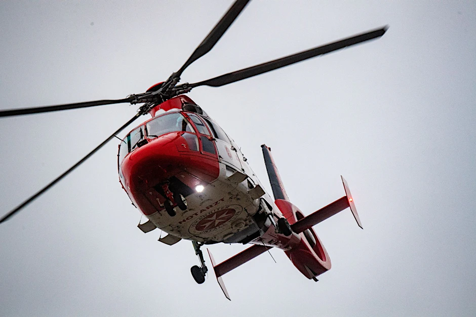 Ein Rettungshubschrauber brachte den Verletzten ins Krankenhaus.
