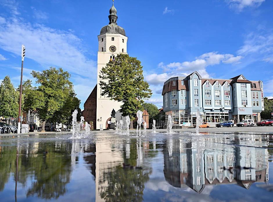 ARCHIV - Blick auf die Paul-Gerhardt-Kirche und Wohnhäuser in der brandenburgischen Kreisstadt Lübben.  