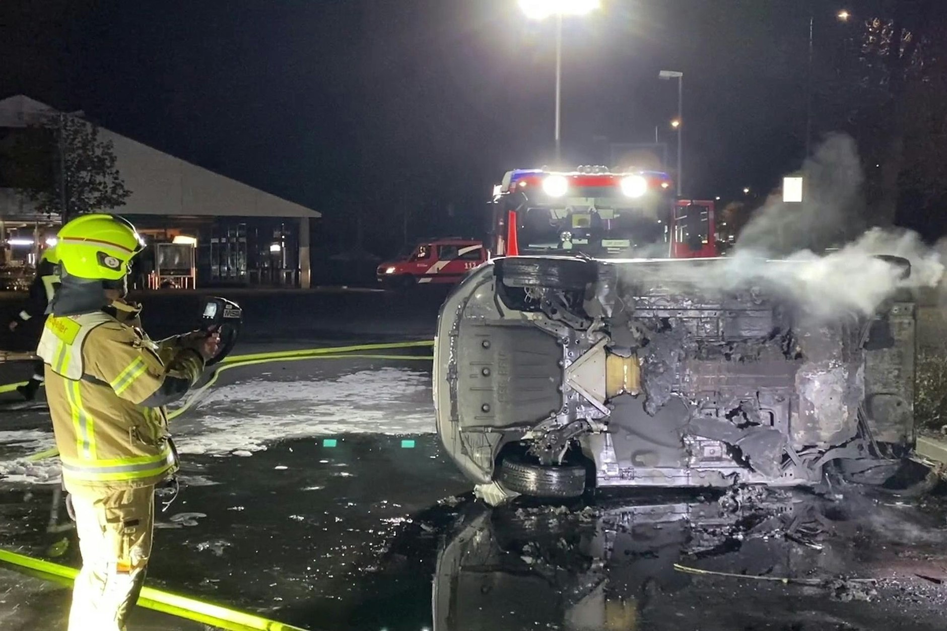 Im April 2022 entzündete sich in Spandau das erste Mal die Batterie eines Elektroautos. Die Feuerwehr musste den Pkw auf die Seite kippen, um an die Batterie zu kommen.