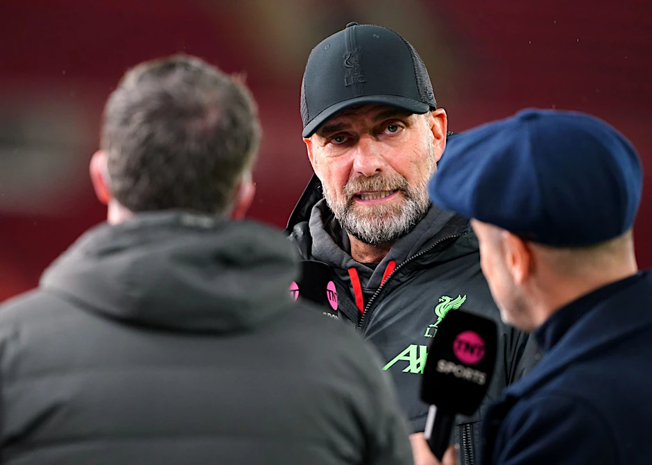 ARCHIV - Ist gegen die Einführung einer Blauen Karte: Liverpool-Coach Jürgen Klopp (M).  