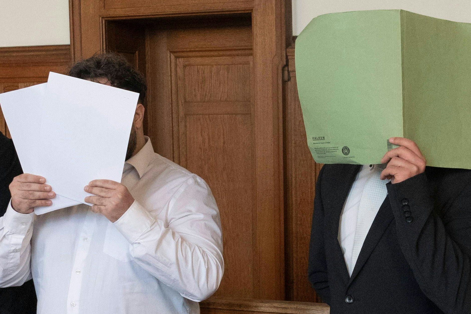 Die beiden Angeklagten stehen in Berlin vor Gericht, sie bestreiten die Taten.