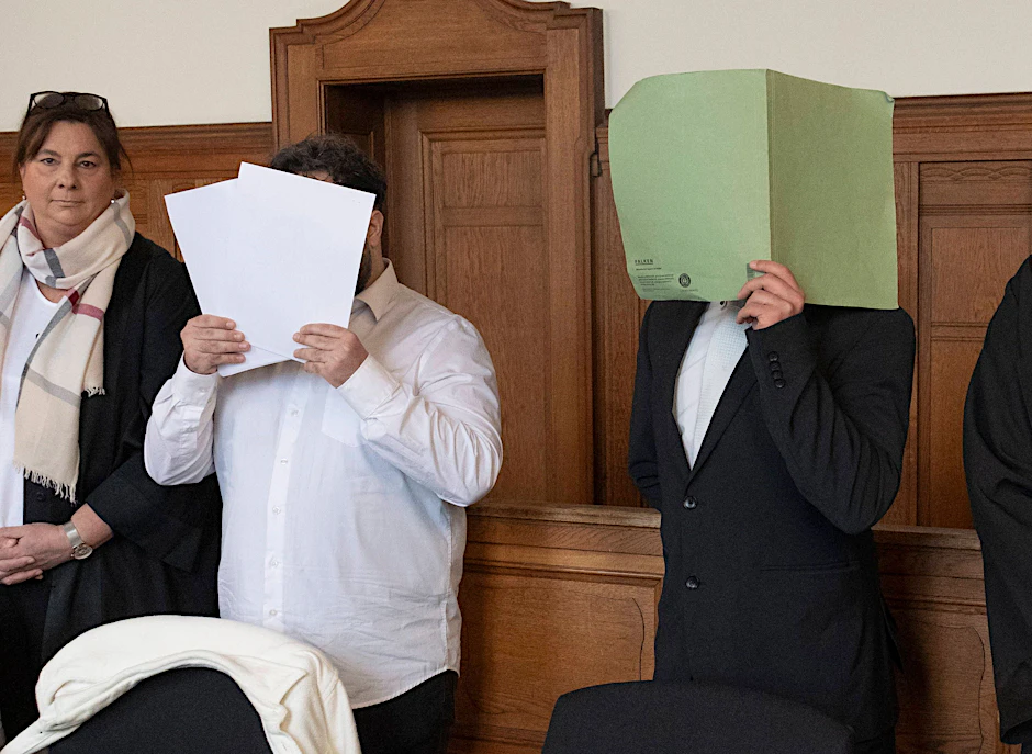 Die beiden Angeklagten stehen in Berlin vor Gericht, sie bestreiten die Taten.