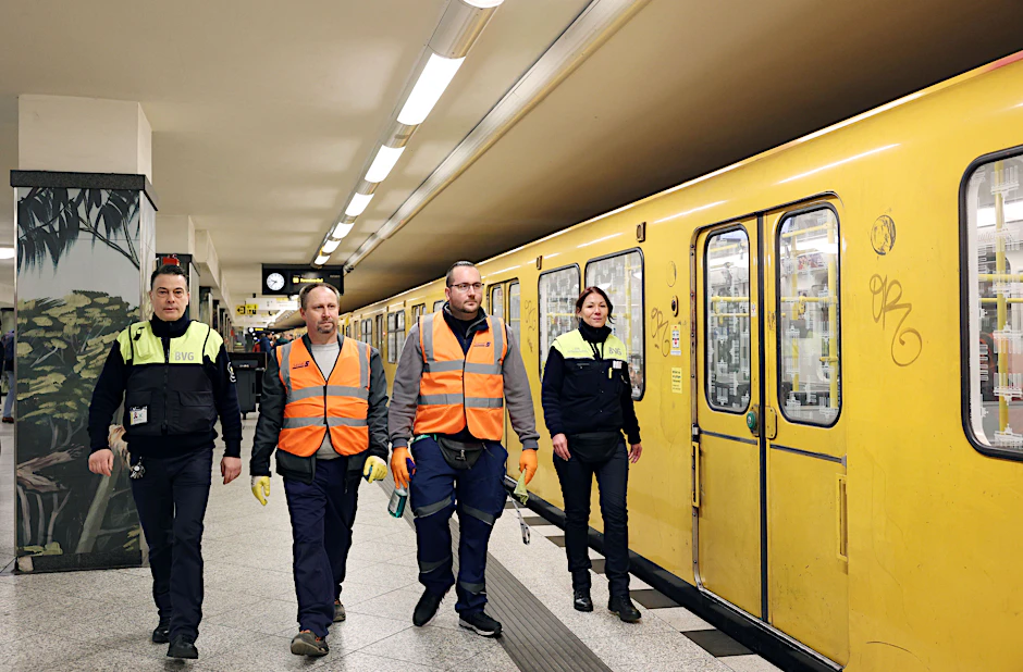 Sie werden immer mehr, und sie kommen jetzt öfter: Sicherheitskräfte der BVG nehmen eine der neuen Reinigungsstreifen der BVG im U-Bahnhof Hermannstraße in die Mitte.