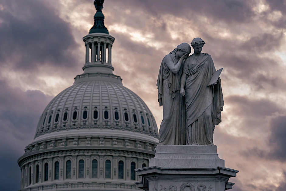 Blick auf das Friedensdenkmal und die Kuppel des US-Kapitols in Washington. 