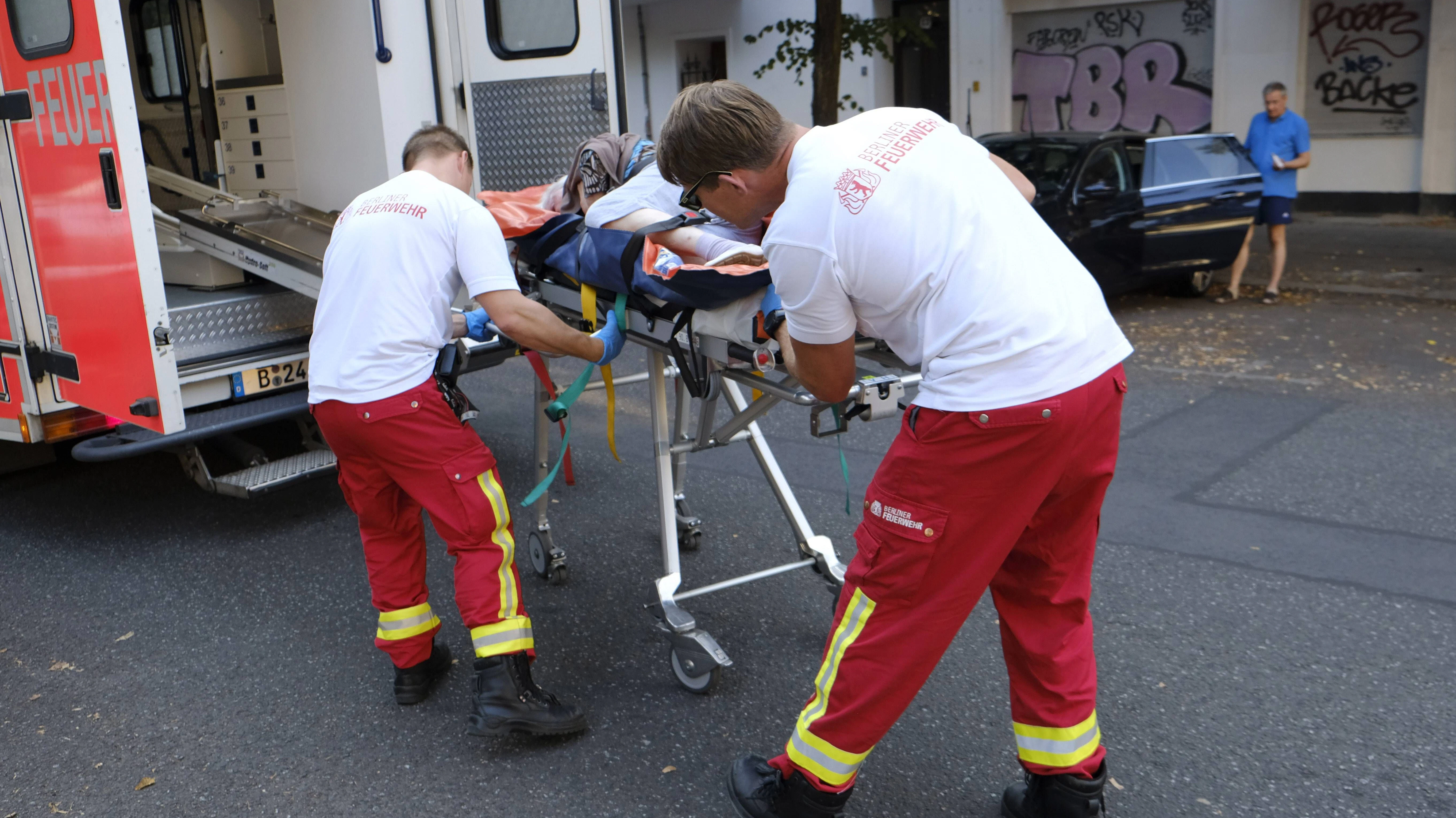 Ein Patient wird von Rettungsassistenten der Berliner Feuerwehr auf einer Trage in den Rettungswagen gebracht. Angriffe auf Retter erregten zuletzt Aufsehen.&nbsp;