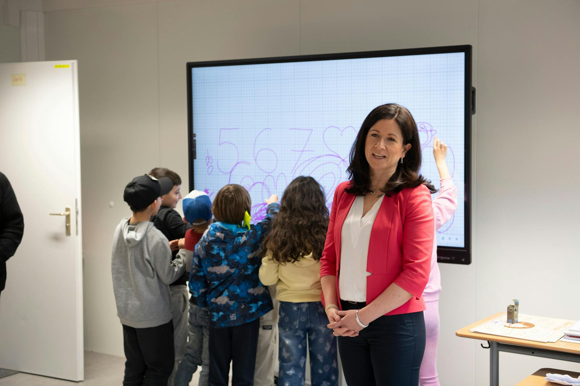 Bildungssenatorin Katharina Günther-Wünsch (CDU) besucht die „Willkommensschule TXL“. Dort startet der Unterricht für ukrainische Kinder.