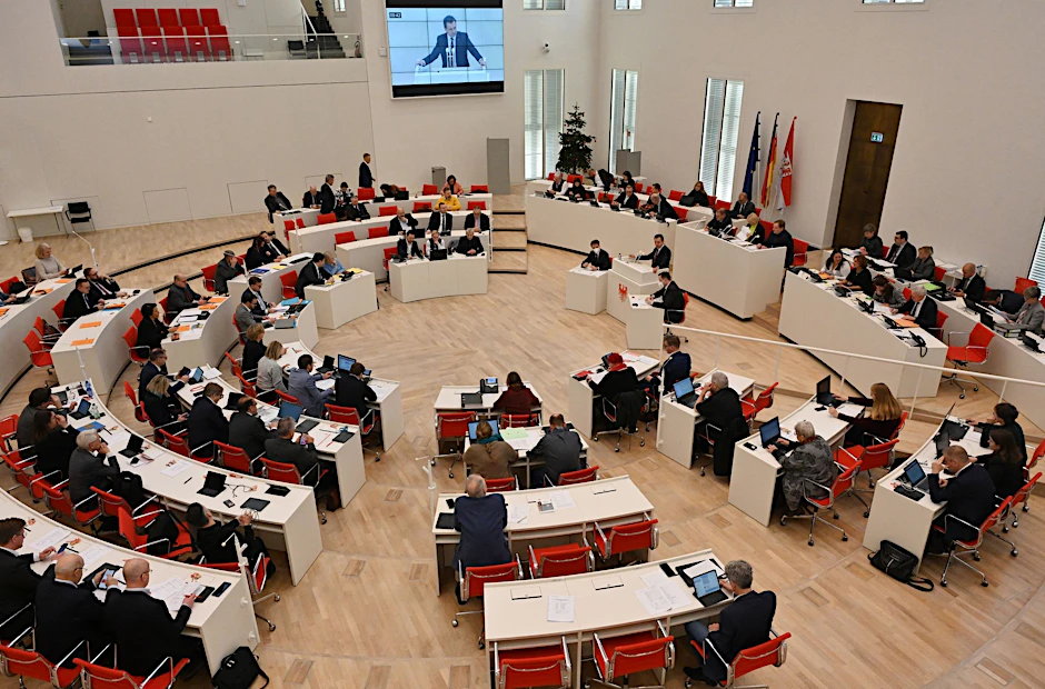 ARCHIV - Abgeordnete bei einer Sitzung im Potsdamer Landtag.  