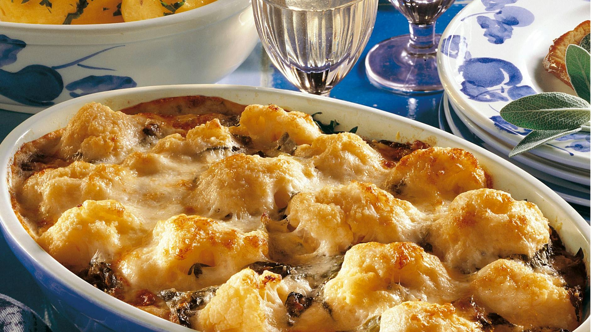 Wer Blumenkohl mag, wird diesen Auflauf mit Hackfleisch lieben. Laut Rezept wird er mit reichlich Käse überbacken.