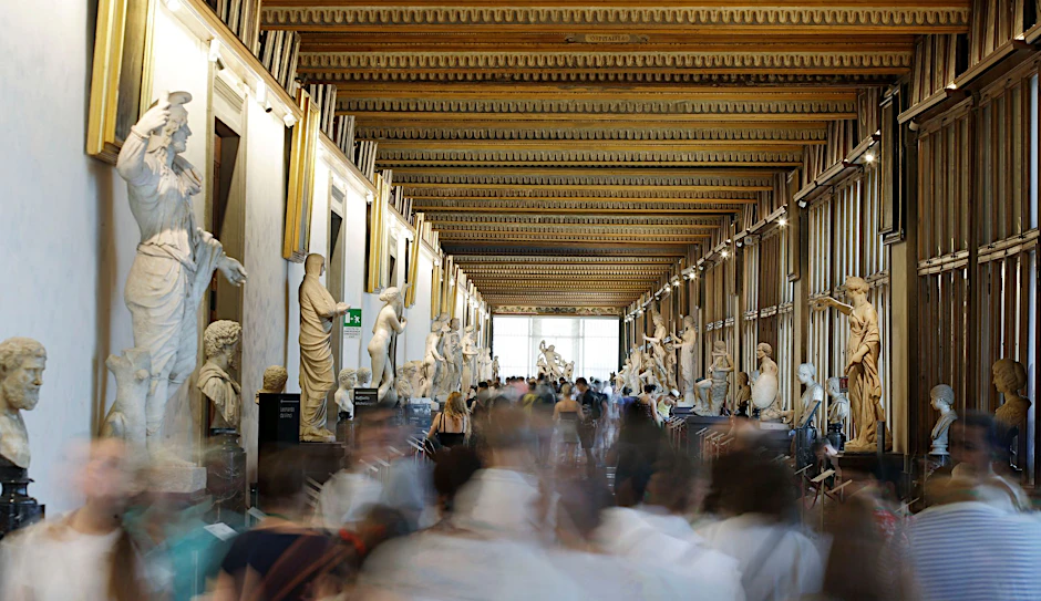 ARCHIV - Besucheransturm in der Uffizien-Galerie in Florenz.  