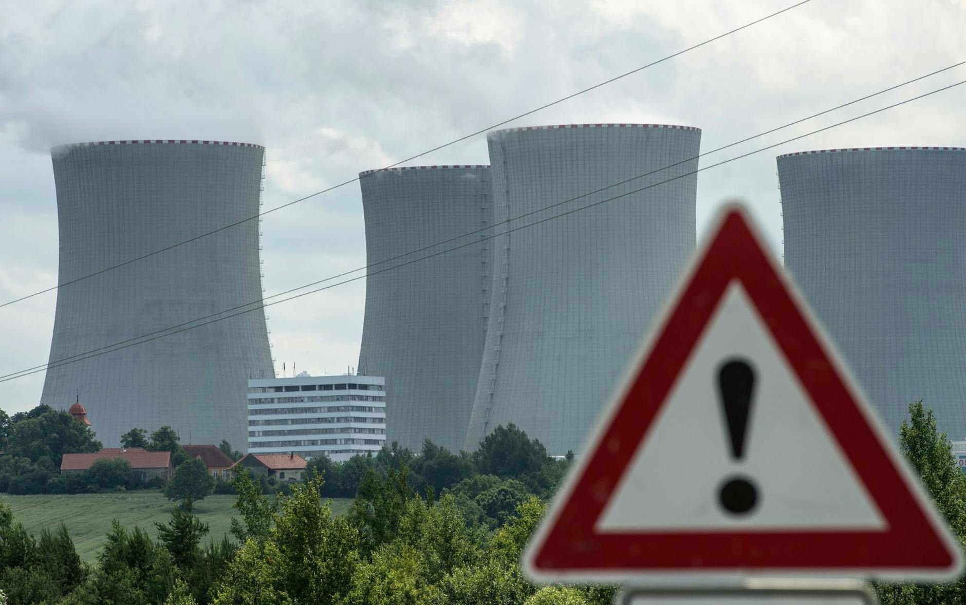 ARCHIV - Die Kühltürme des Atomkraftwerkes Temelin.