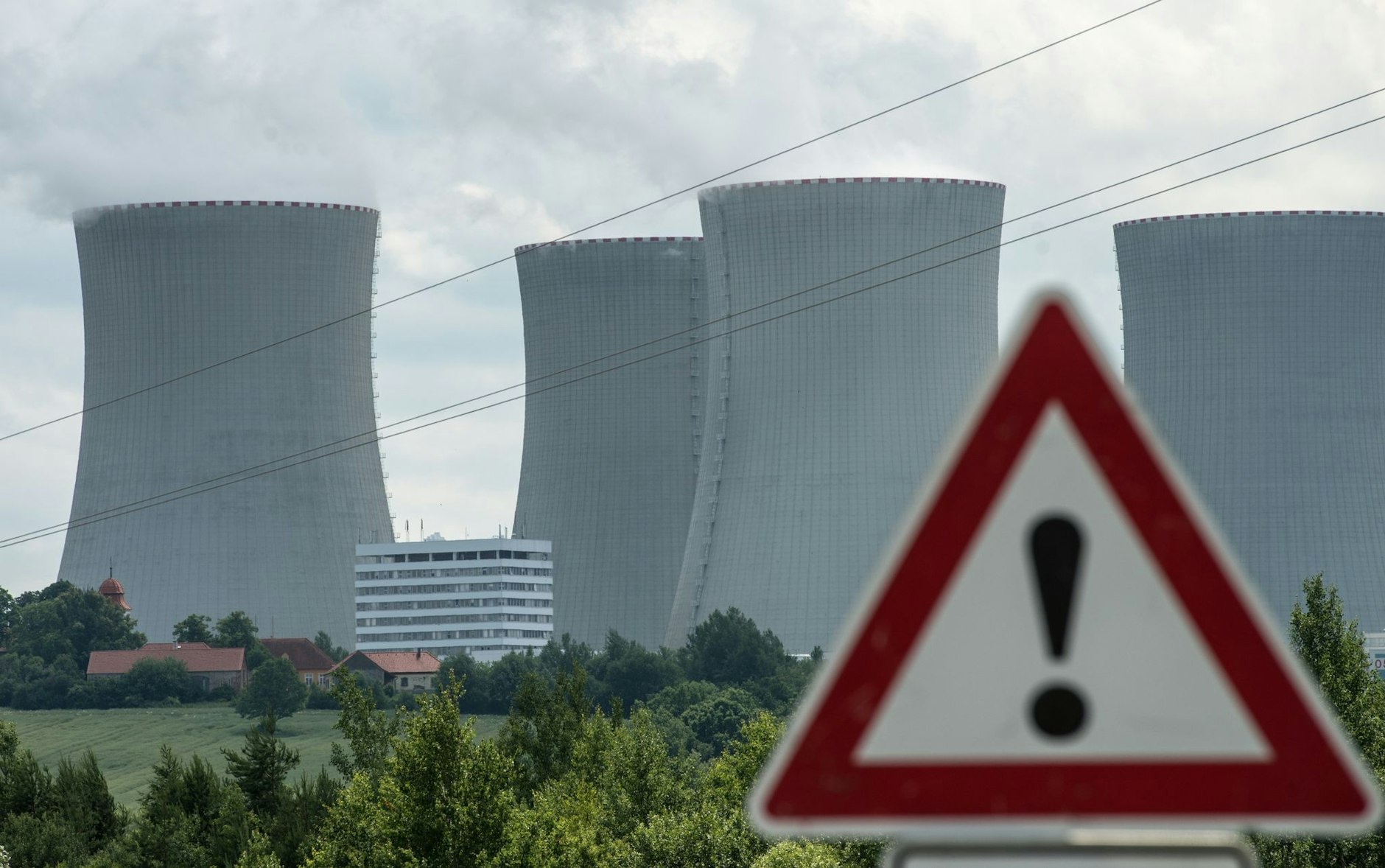 ARCHIV - Die Kühltürme des Atomkraftwerkes Temelin.  