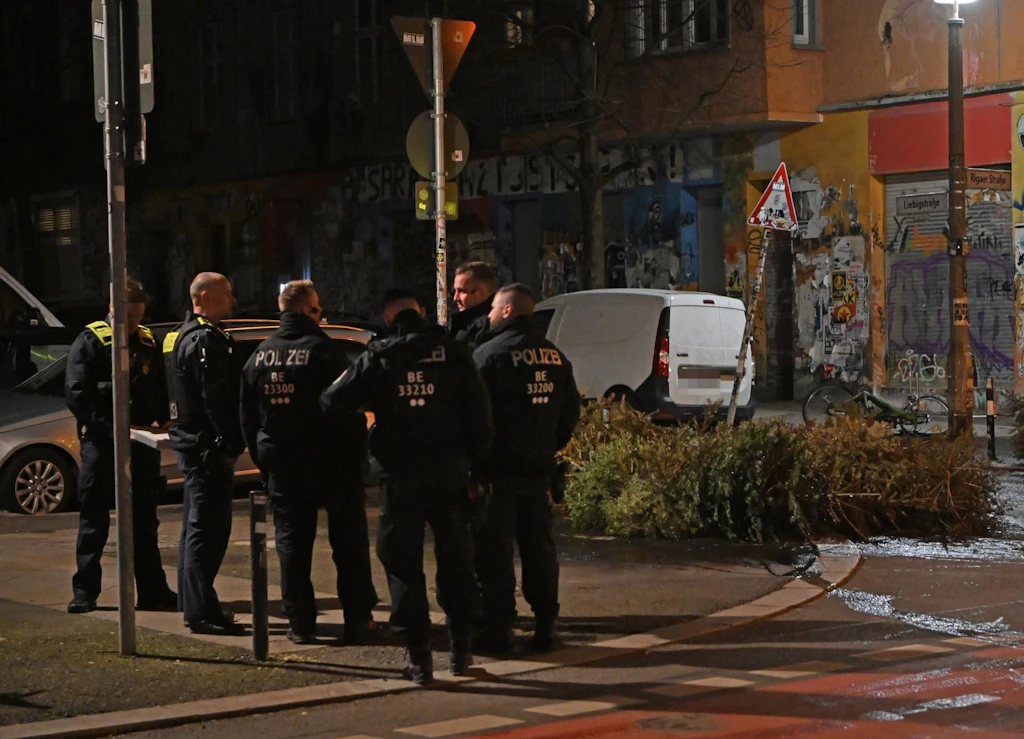 Rigaer Straße: Linksautonome zünden Weihnachtsbäume an