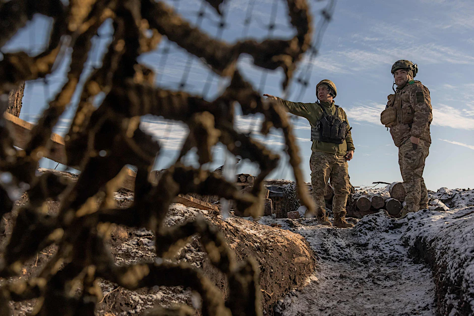 Ukrainische Soldaten der 41. Brigade stehen am 23. Januar 2024 nahe der Frontlinie außerhalb von Kupiansk, Region Charkiw.