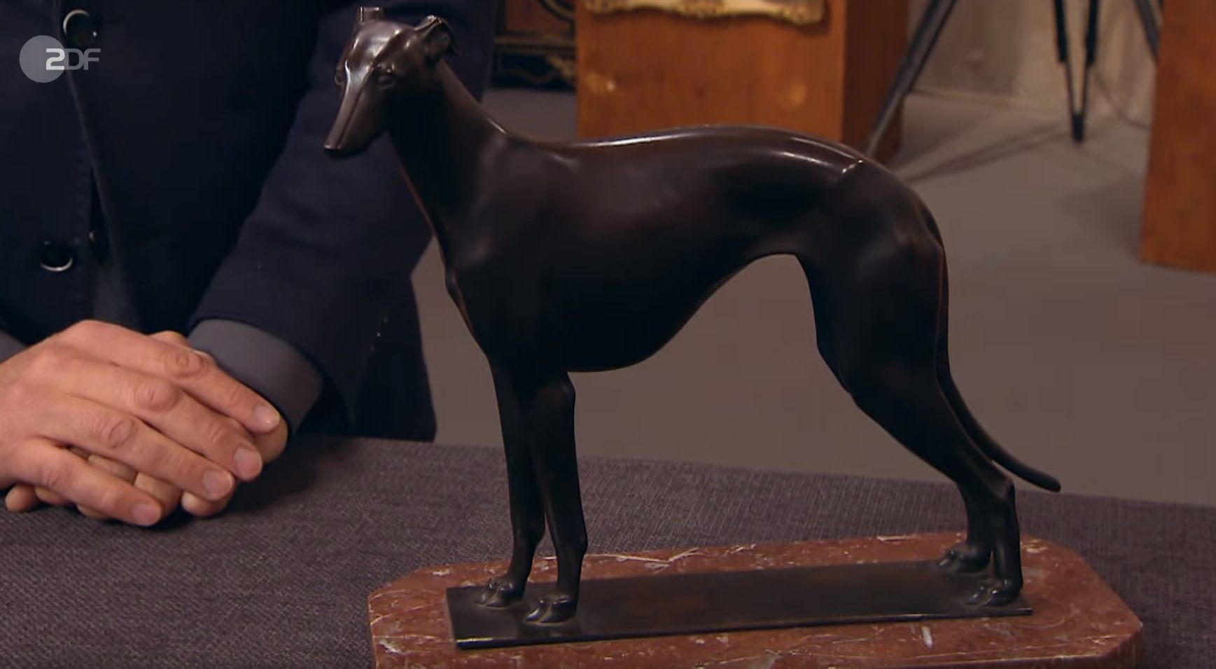 Jubel bei „Bares für Rares“: Preis für Hundefigur haut den Verkäufer um