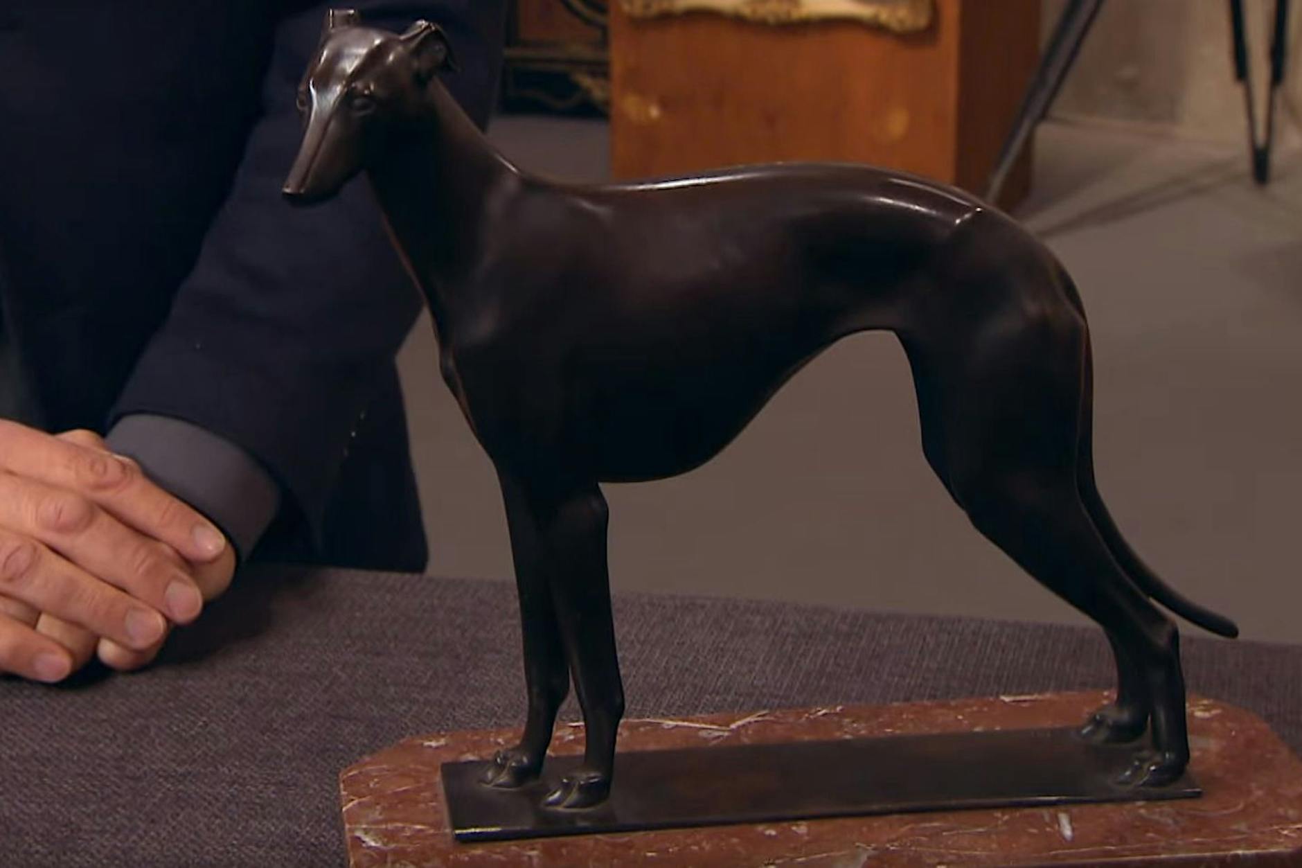 Jubel bei „Bares für Rares“: Preis für Hundefigur haut den Verkäufer um