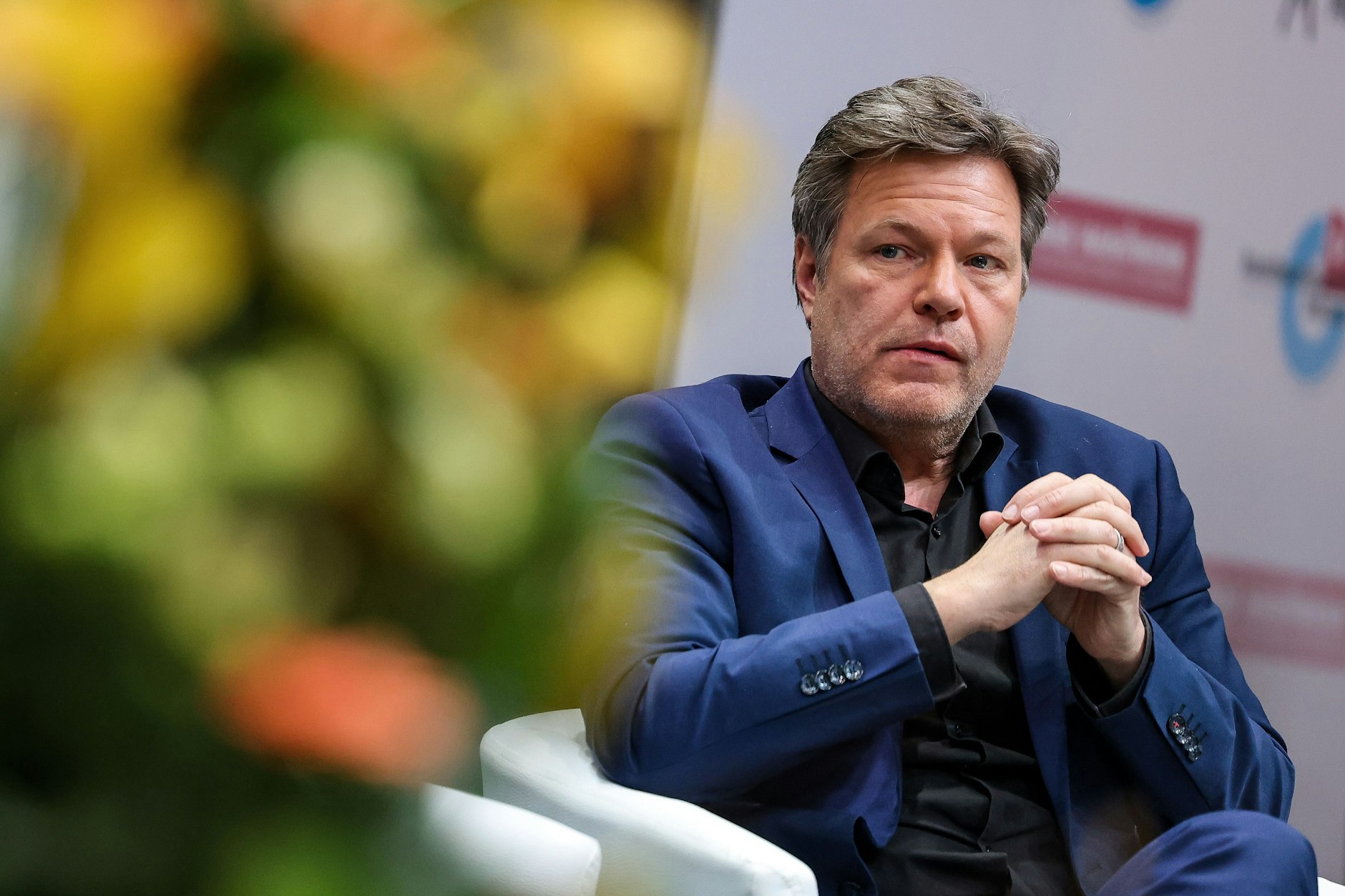 Bundeswirtschaftsminister Robert Habeck sitzt beim handwerkspolitischen Forum Ost in Leipzig und beantwortet Fragen.